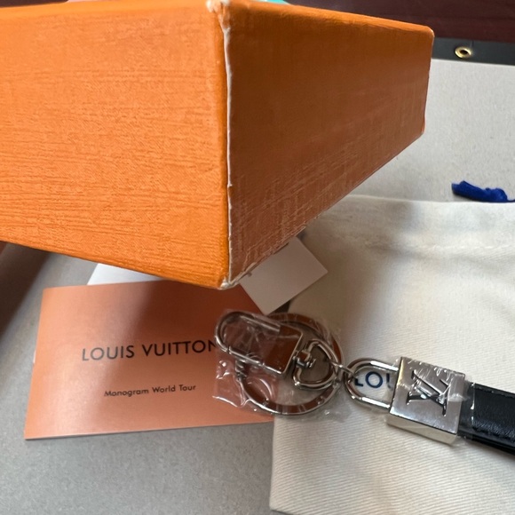 Louis Vuitton Silver and Black Key Holder - Picture 9 of 10
